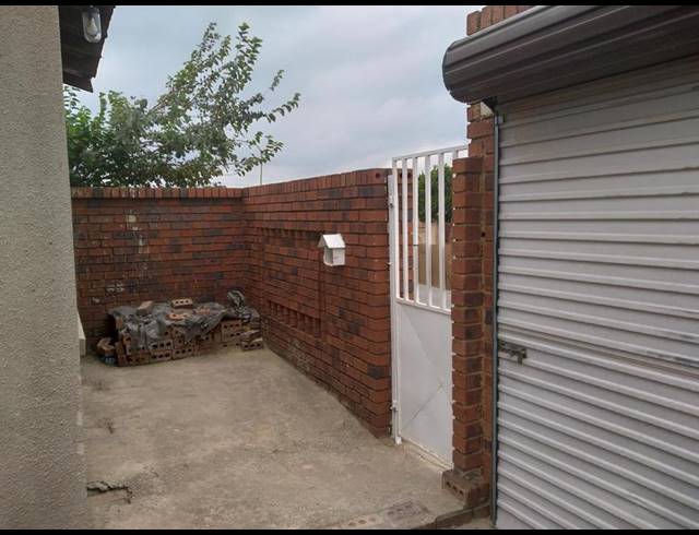 2 BEDROOM HOUSE FOR SALE IN MEADOWLANDS ZONE 1